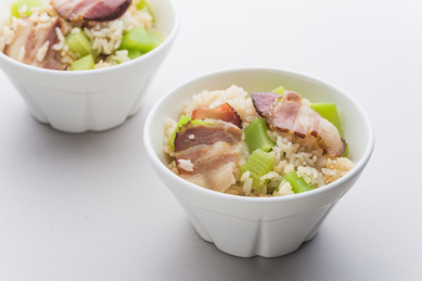 鲜香可口的土家烟熏腊肉莴笋焖饭