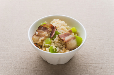 鲜香可口的土家烟熏腊肉莴笋焖饭