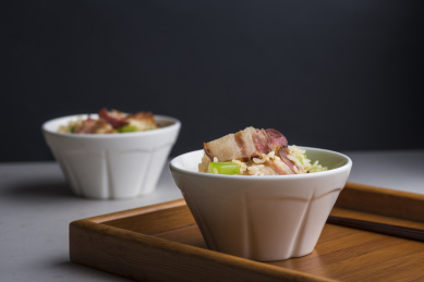 鲜香可口的土家烟熏腊肉莴笋焖饭