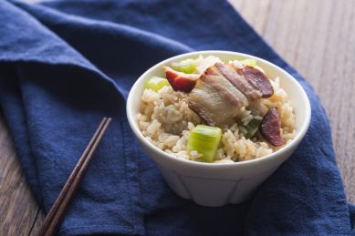 鲜香可口的土家烟熏腊肉莴笋焖饭