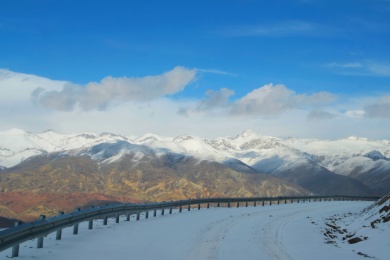 西藏无人区雪后晴天公路景