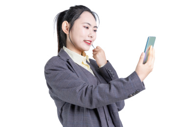 使用手机的西装商务女性肖像