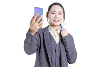 使用手机的西装商务女性肖像