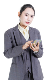使用手机的西装商务女性肖像