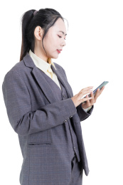 使用手机的西装商务女性肖像