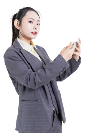 使用手机的西装商务女性肖像