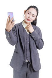 使用手机的西装商务女性肖像