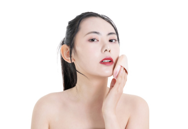 使用粉饼化妆的美容女性肖像