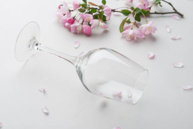 高档玻璃红酒杯和娇艳的春花