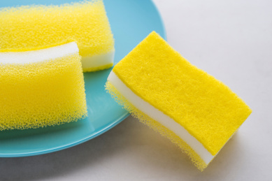 餐具和色彩清新的多功能清洁用海绵