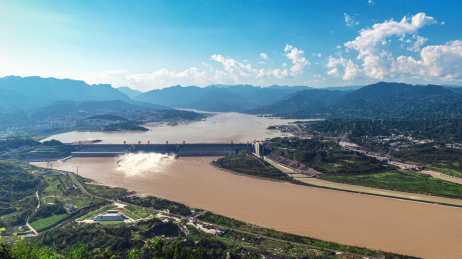中国湖北宜昌长江三峡大坝西陵峡风光
