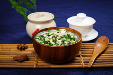 特色农家菜水煮韭菜瘦肉丝汤