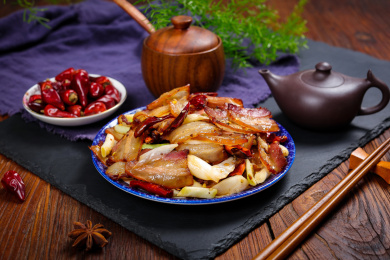 美味家常菜大葱炒腊五花肉