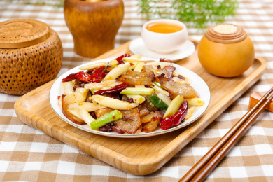 美味家常菜大葱炒腊五花肉