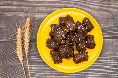 木桌背景美味小吃卤鸭脖