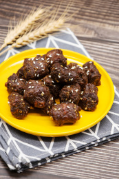 木桌背景美味小吃卤鸭脖