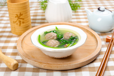 美味家常菜蔬菜煮牛肉丸汤
