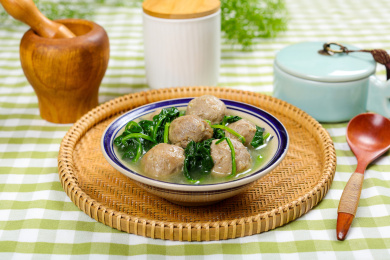 营养美味家常汤菜美食牛丸煮菠菜汤