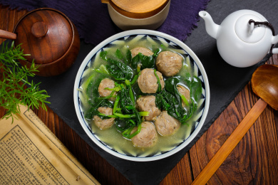 美味家常菜蔬菜煮牛肉丸汤