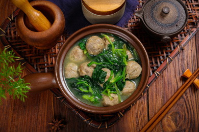 美味家常菜蔬菜煮牛肉丸汤