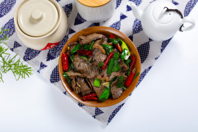 香辣美味特色菜干辣椒青蒜炒腊牛肉