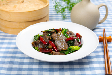 香辣美味特色菜干辣椒青蒜炒腊牛肉