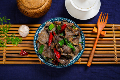 香辣美味特色菜干辣椒青蒜炒腊牛肉