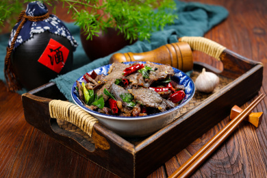 香辣美味特色菜干辣椒青蒜炒腊牛肉