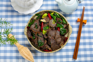 香辣美味特色菜干辣椒青蒜炒腊牛肉
