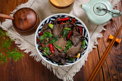 香辣美味特色菜干辣椒青蒜炒腊牛肉