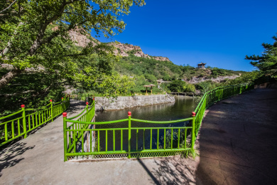 河北省张家口市安家沟森林公园步行栈道建筑