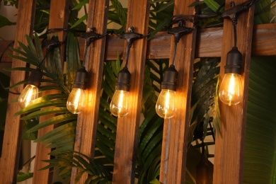 户外围栏上的暖色串灯