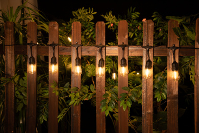 户外围栏上的暖色串灯