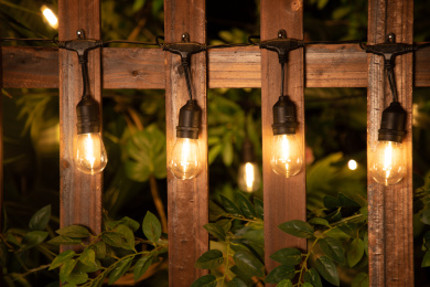 户外围栏上的暖色串灯