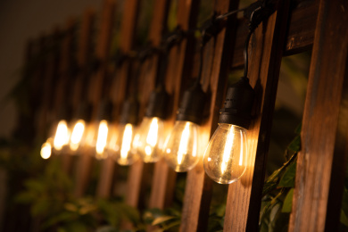 户外围栏上的暖色串灯