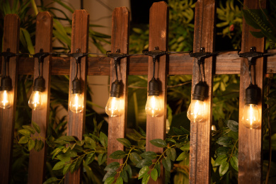 户外围栏上的暖色串灯