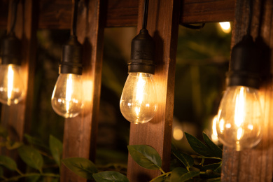 户外围栏上的暖色串灯