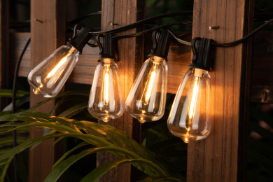 户外围栏上的暖色串灯