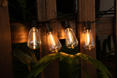 户外围栏上的暖色串灯