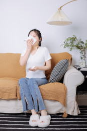 居家生活的亚洲女生 生病