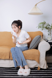 居家生活的亚洲女生 生病