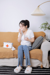 居家生活的亚洲美女 感冒生病