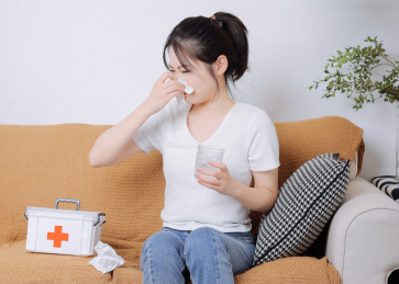 居家生活的亚洲美女 感冒生病