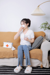 居家生活的亚洲美女 感冒生病