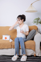 居家生活的亚洲美女 感冒生病