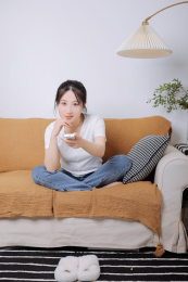 居家生活的亚洲美女 感冒生病