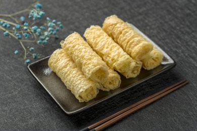 一盘火锅食材响铃卷腐皮卷摆放在桌面上特写