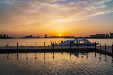 河南省濮阳市黄昏夕阳龙湖游船码头建筑