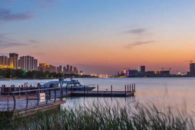 河南省濮阳市黄昏夕阳龙湖游船码头建筑