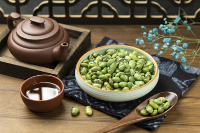 一盘干炒青豆爆青豆摆放在木桌面上特写